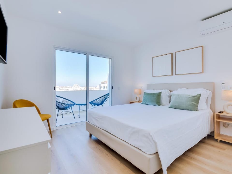 Bed, TV and multimedia, Photo of the whole room, Bedroom