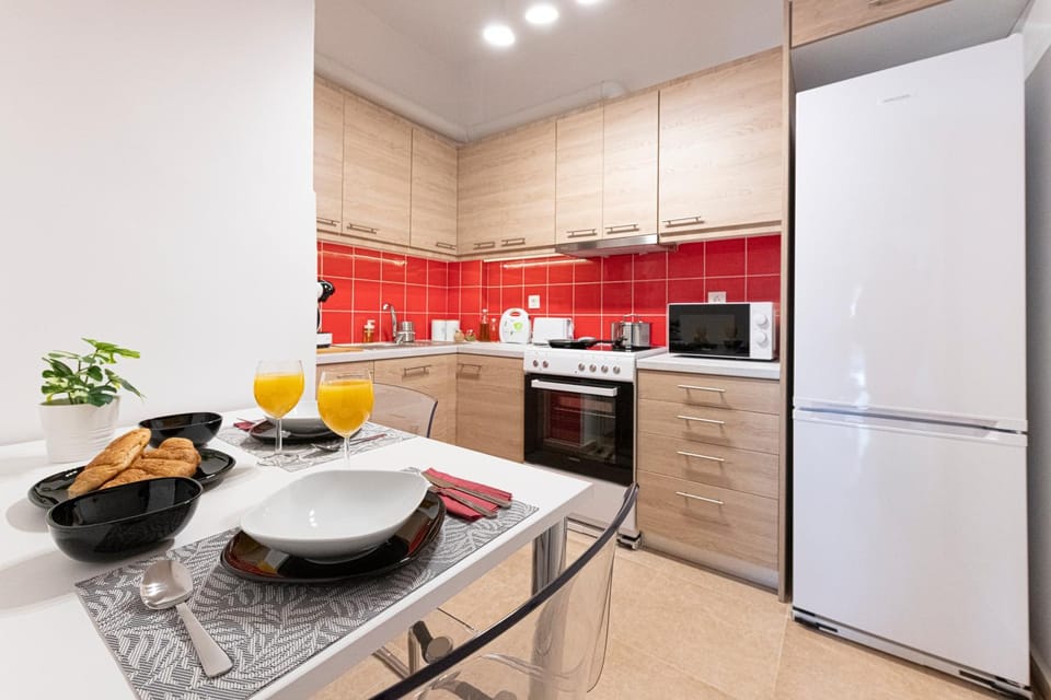 Kitchen or kitchenette, Food and drinks, Food, oven, stove, toaster