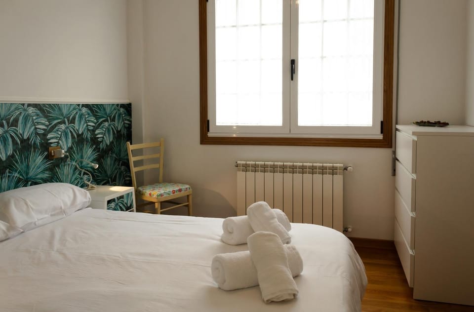 Photo of the whole room, Bedroom, towels