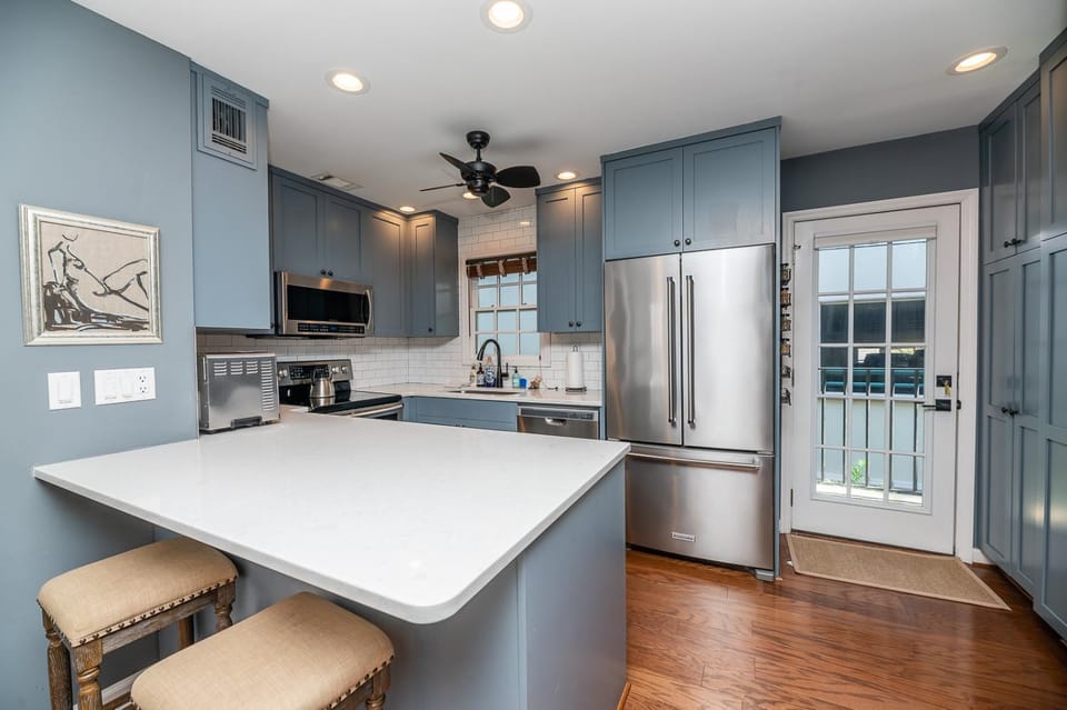 Dreamy Downtown Condo, Near Meeting St & Broad St House in Charleston