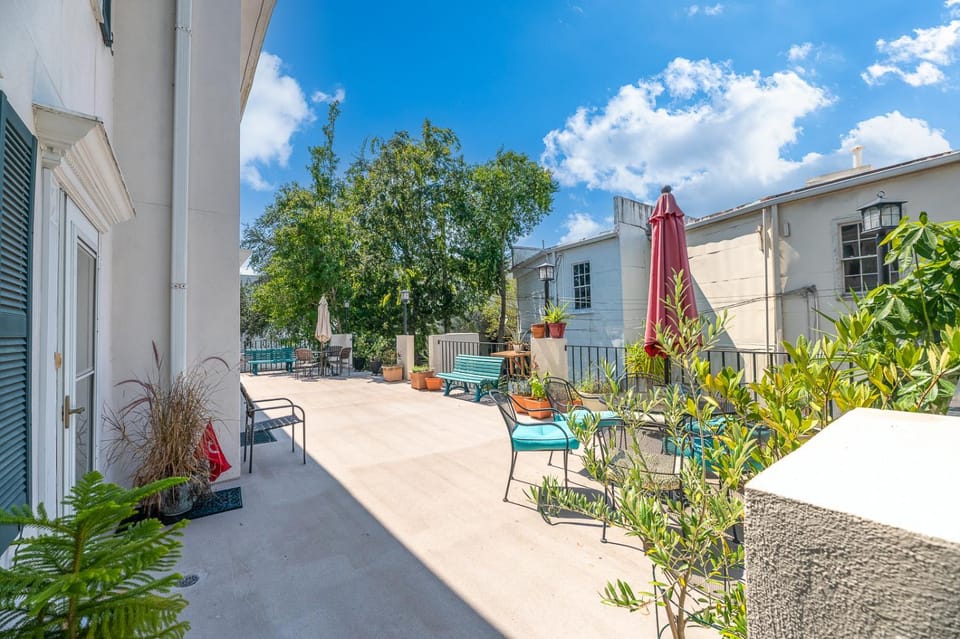 Dreamy Downtown Condo, Near Meeting St & Broad St House in Charleston
