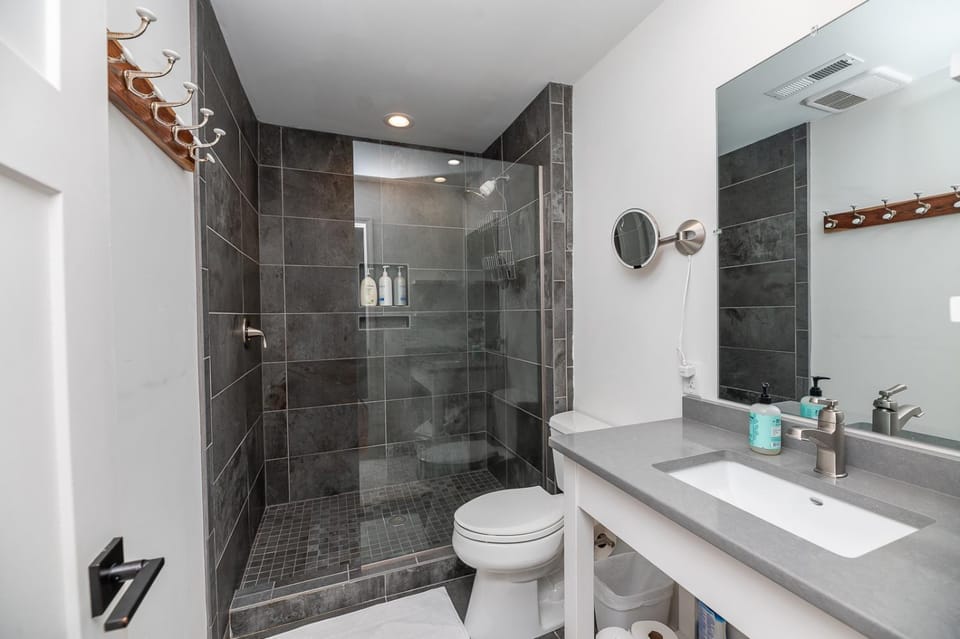 Dreamy Downtown Condo, Near Meeting St & Broad St House in Charleston