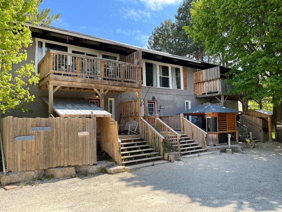 Margaritaville, Lots of Space, Fun and Hot Tub, Gas BBQ Apartment in Grey Highlands