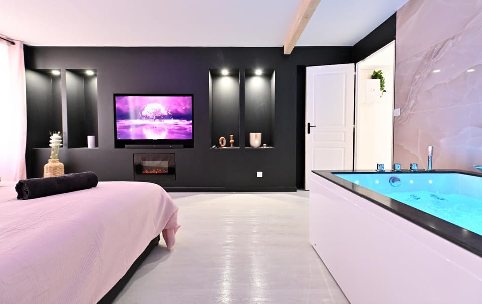 Bed, Hot Tub, TV and multimedia, Photo of the whole room, Bedroom