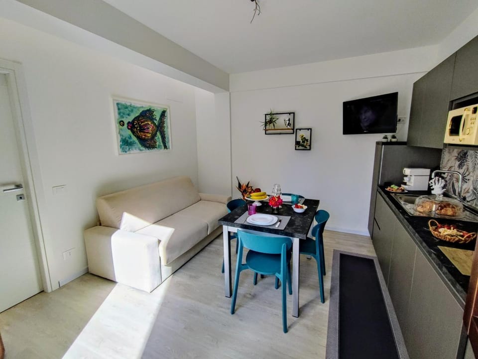 TV and multimedia, Coffee/tea facilities, Kitchen or kitchenette, Living room, Food and drinks, Dining area, Food