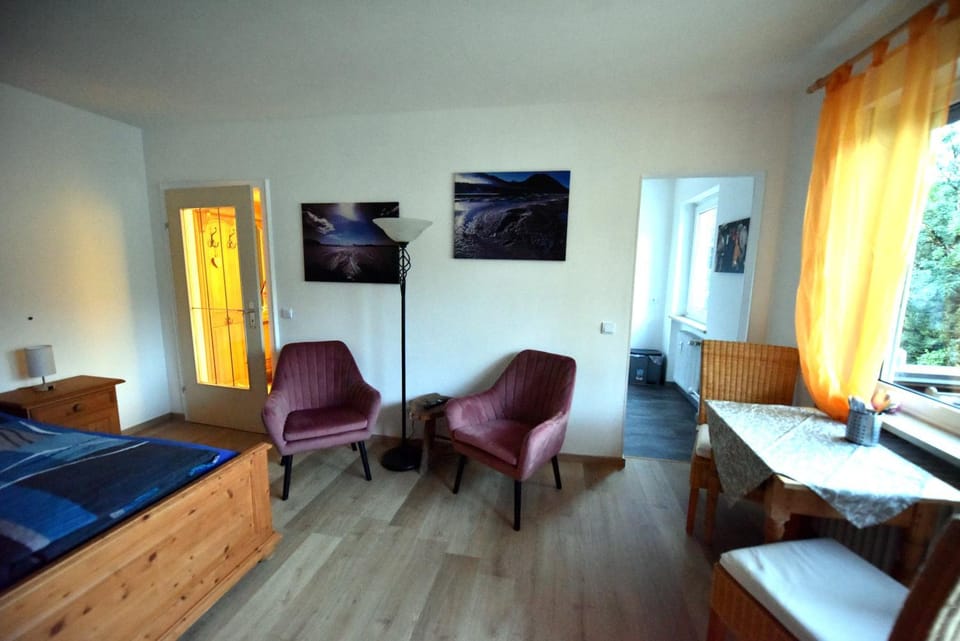 Bed, Seating area