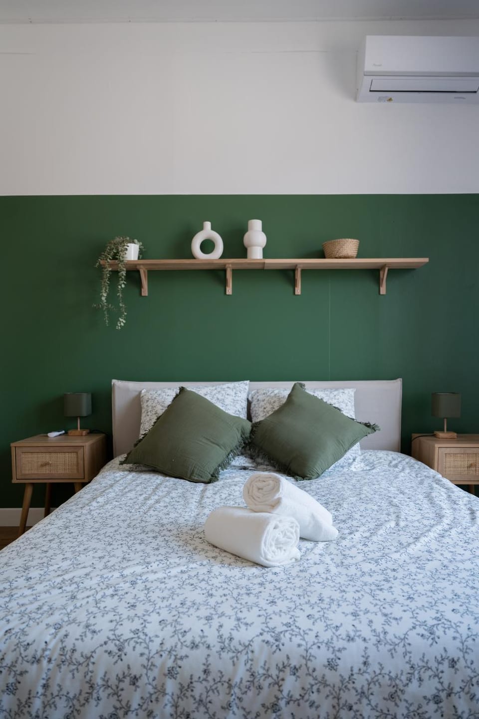 Bed, Bedroom, towels, air conditioner