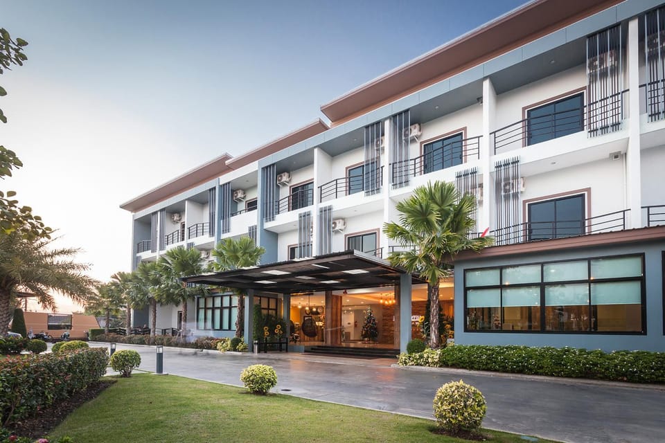 Property building, Facade/entrance, Garden, Garden view