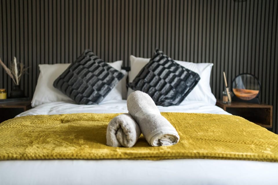 Bed, Photo of the whole room, Bedroom, towels