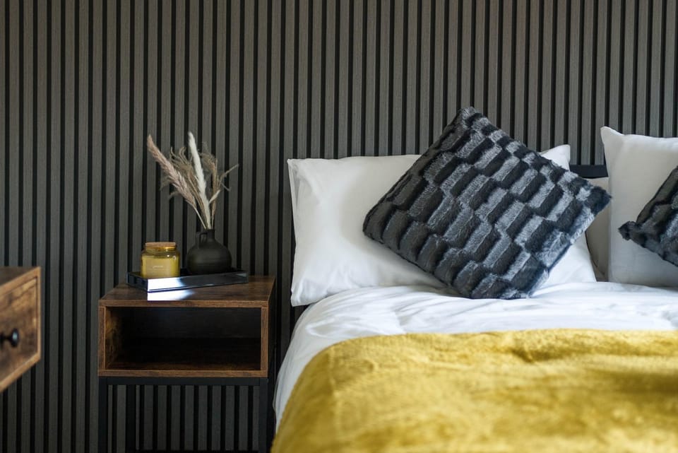 Bed, Photo of the whole room, Decorative detail, Decorative detail, Bedroom