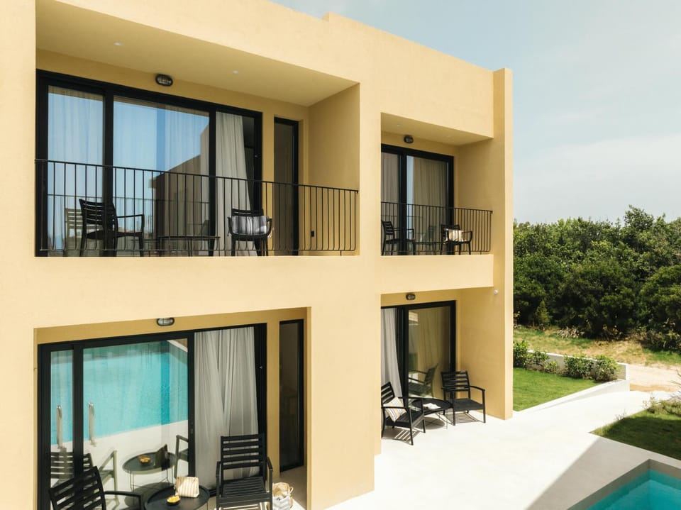Property building, Balcony/Terrace, Dining area