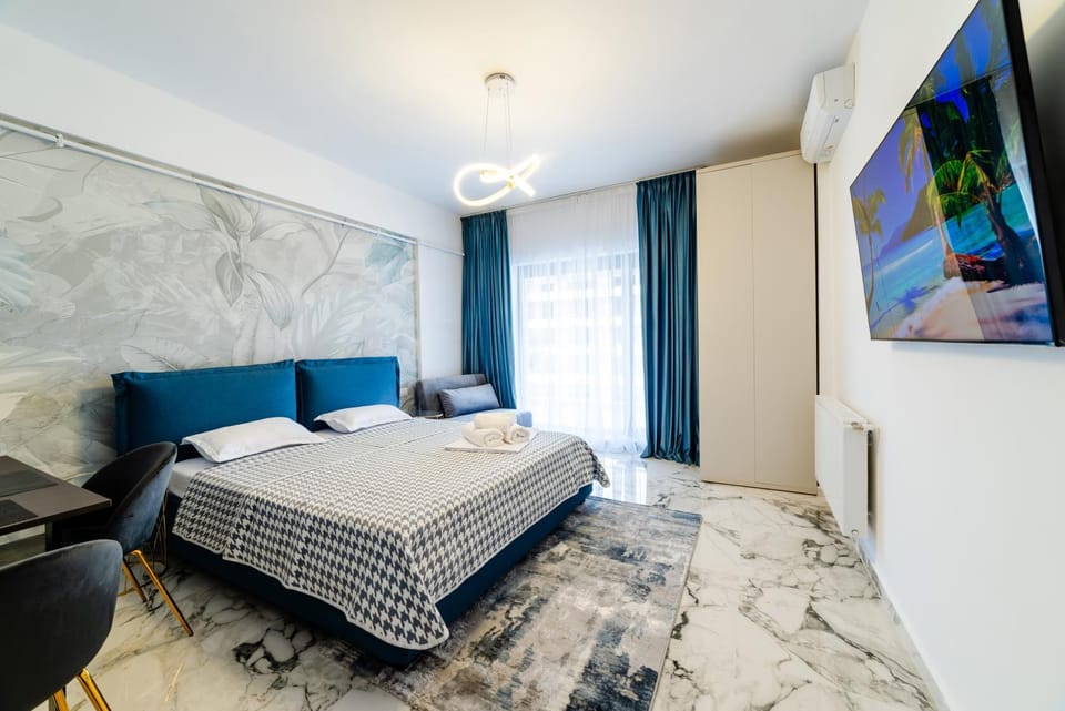 Bed, TV and multimedia, Photo of the whole room, Bedroom