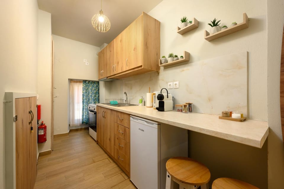 Coffee/tea facilities, Kitchen or kitchenette, oven, stove
