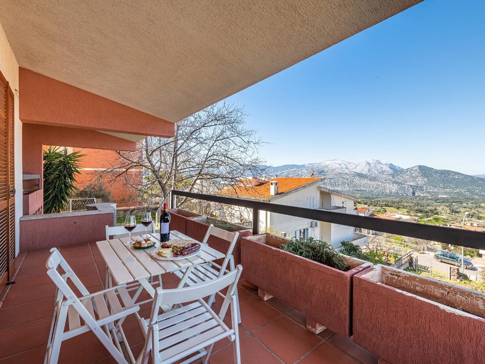 Natural landscape, View (from property/room), Balcony/Terrace, Dining area, Mountain view