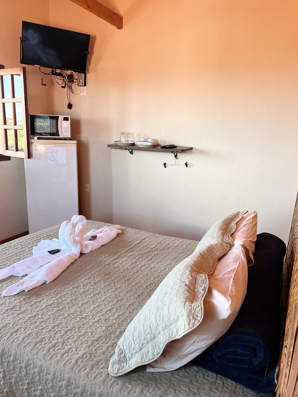 Bed, TV and multimedia, Photo of the whole room, Bedroom, towels