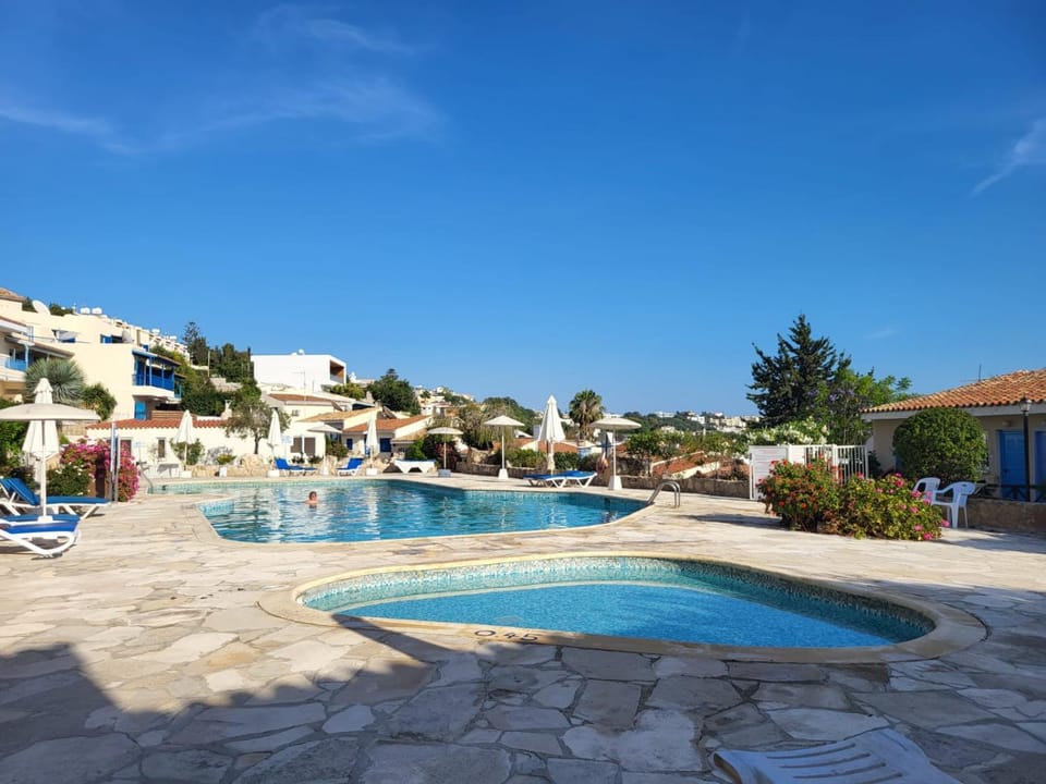 Day, Natural landscape, Pool view, Swimming pool, sunbed