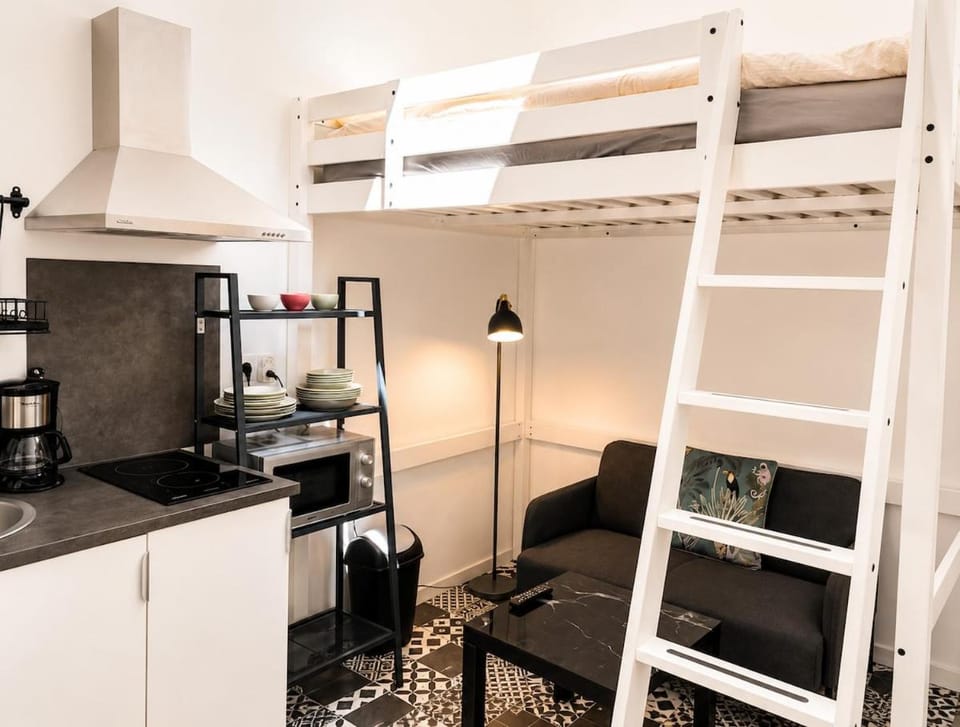 Kitchen or kitchenette, Photo of the whole room, Bedroom, bunk bed, stove