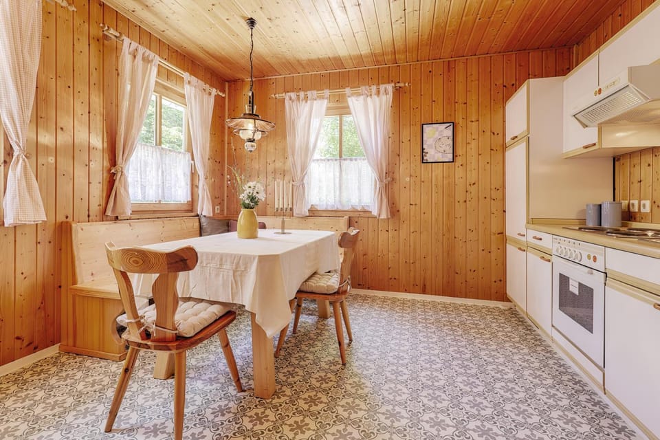 Kitchen or kitchenette, Dining area, pet friendly, stove