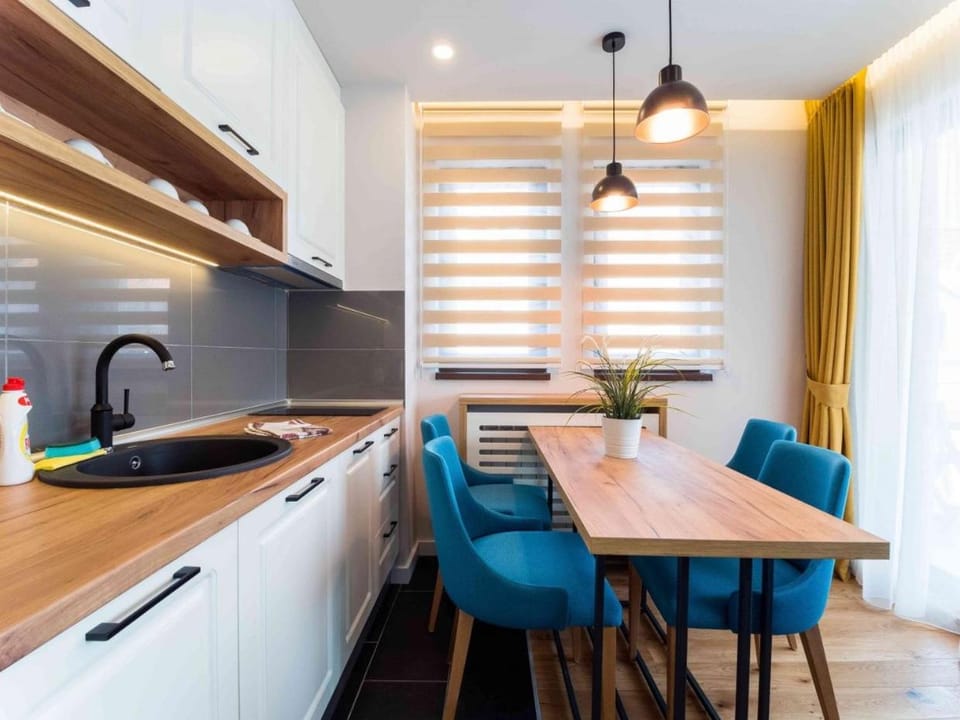 Kitchen or kitchenette, Dining area
