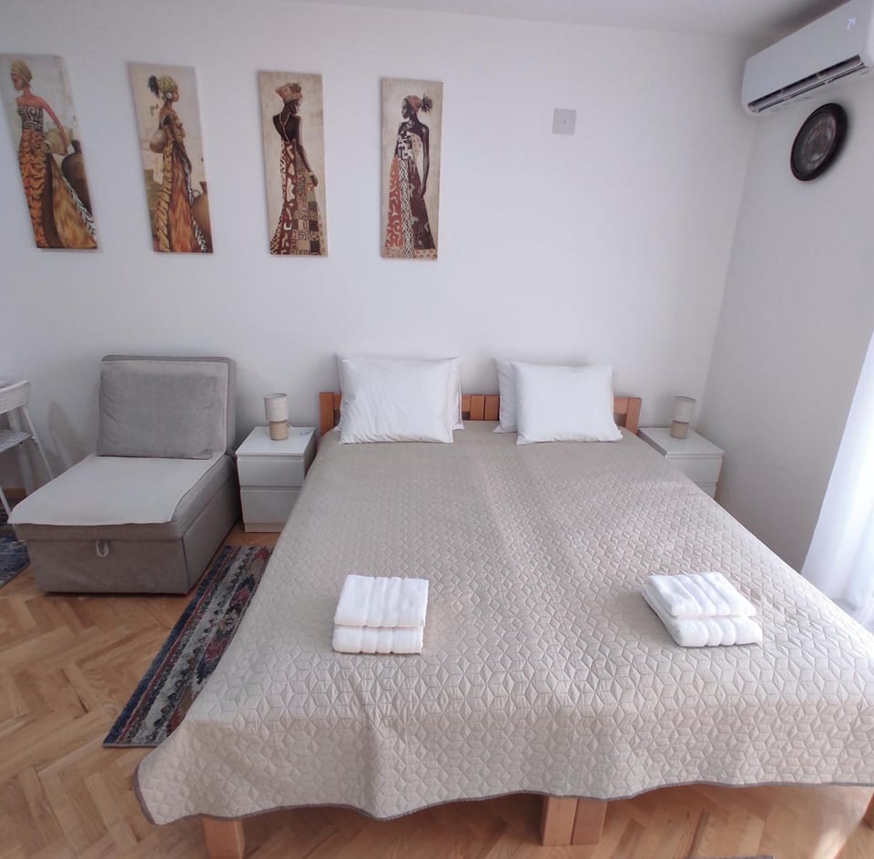 Bed, Living room, Seating area, Bedroom, towels, air conditioner
