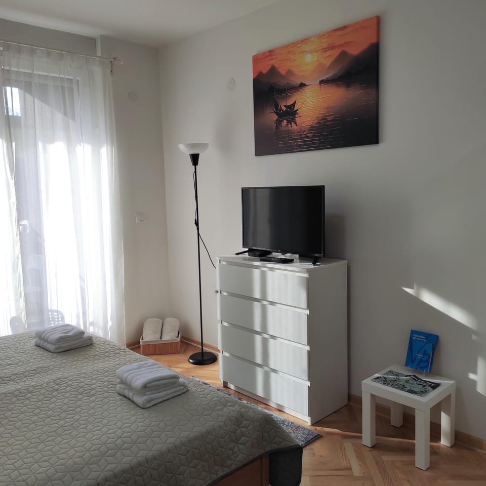Bed, TV and multimedia, Photo of the whole room, Bedroom, towels
