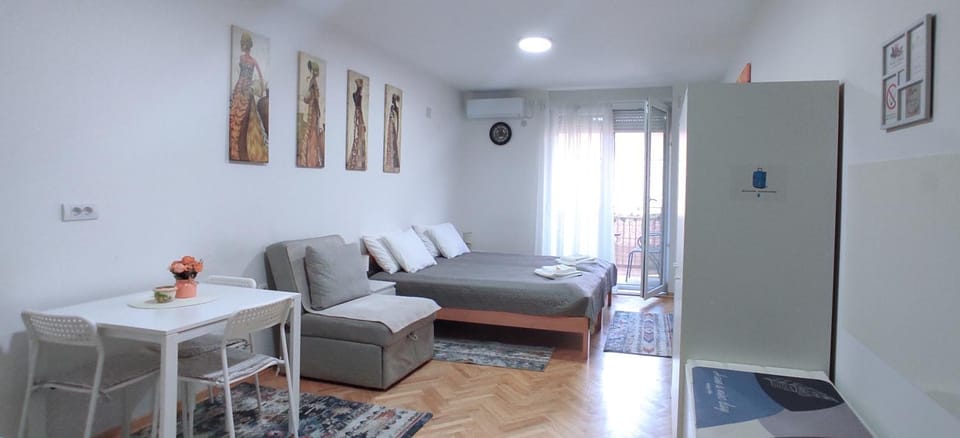Bed, Balcony/Terrace, Living room, Photo of the whole room, Bedroom