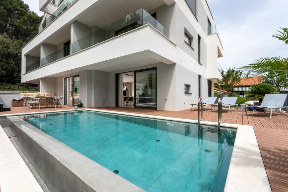 Property building, Patio, Balcony/Terrace, Swimming pool