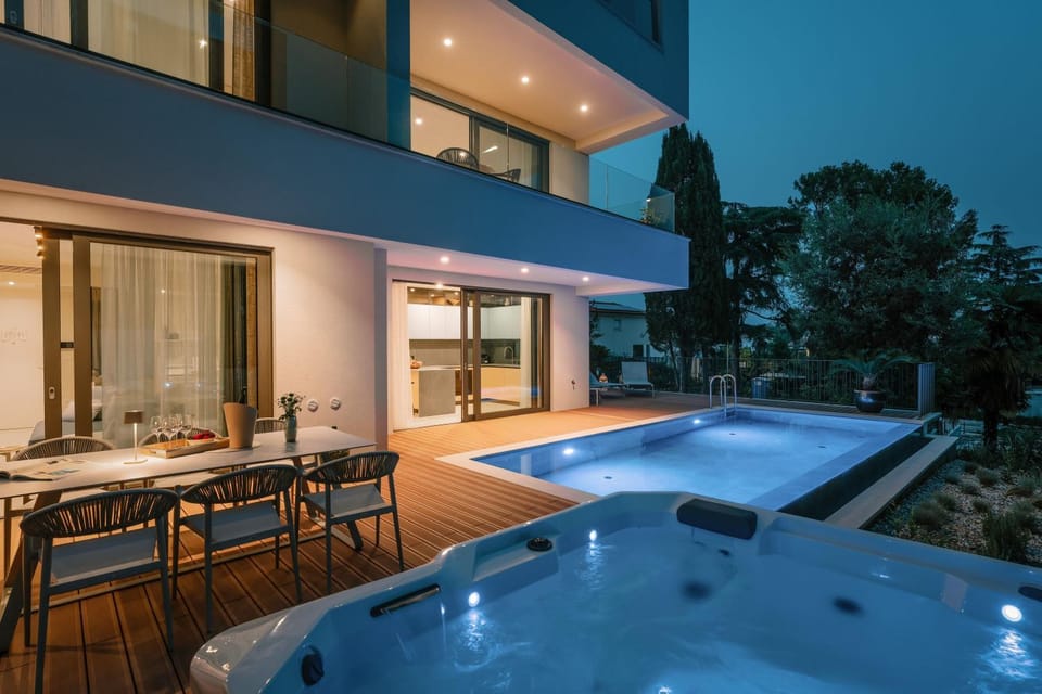 Patio, Night, Hot Tub, Hot Tub, Balcony/Terrace, Dining area, Pool view, Swimming pool