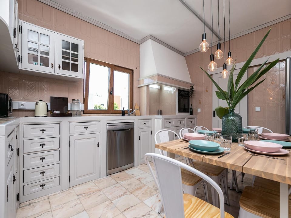 Kitchen or kitchenette, Dining area