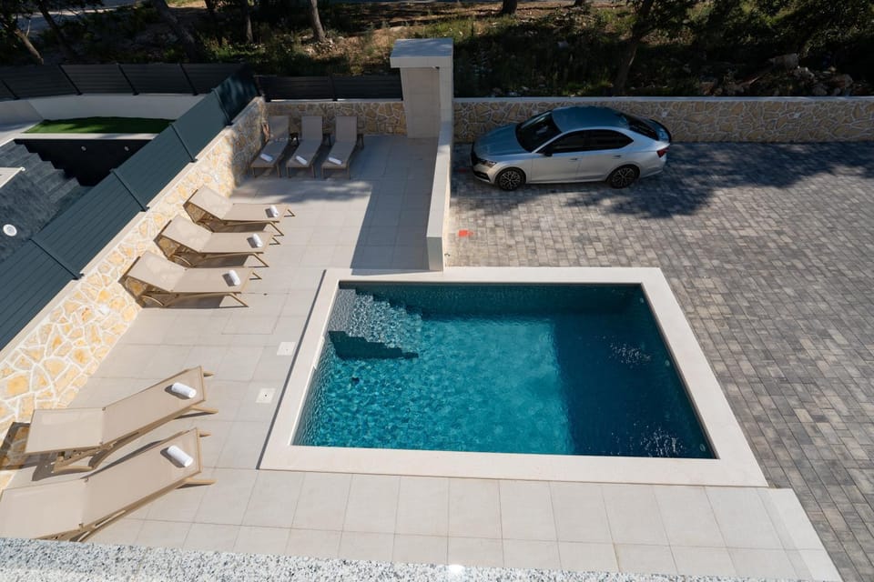 Pool view, Swimming pool, sunbed