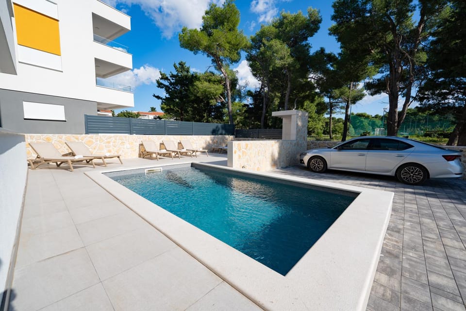 Swimming pool, sunbed