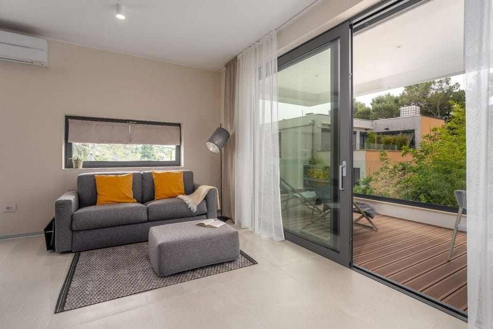 Balcony/Terrace, Living room, Seating area, air conditioner