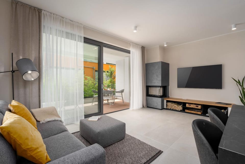 TV and multimedia, Living room, Seating area, fireplace