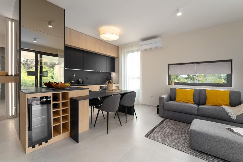 Kitchen or kitchenette, Living room, Seating area, Dining area, minibar