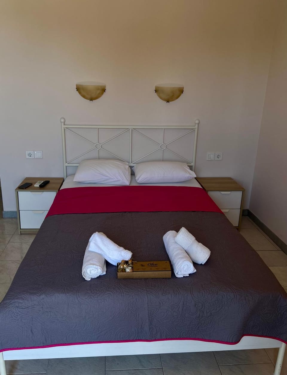 Bed, Photo of the whole room, towels