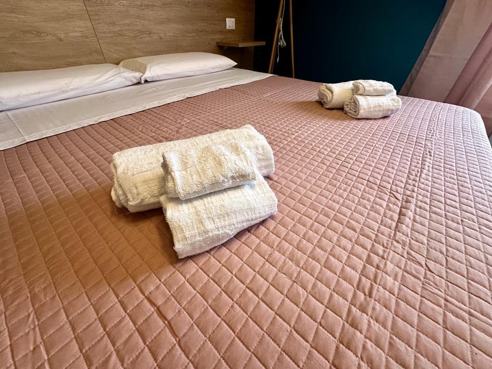 Bed, Photo of the whole room, Bedroom, towels