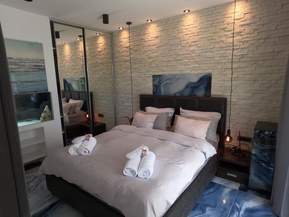 Bedroom, minibar