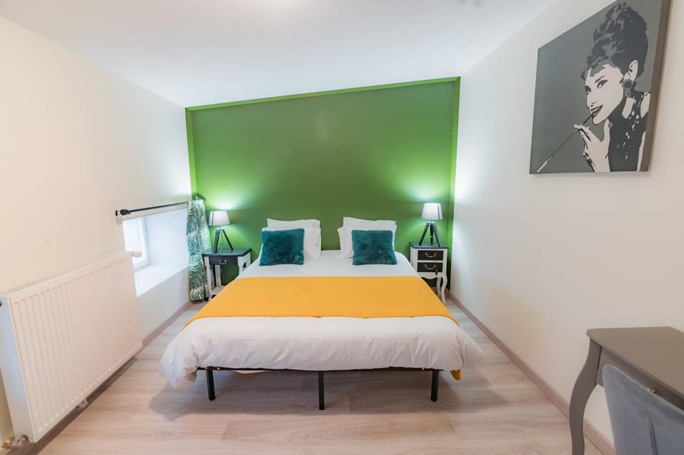Bed, Photo of the whole room, Decorative detail, Seating area, Bedroom, internet, towels