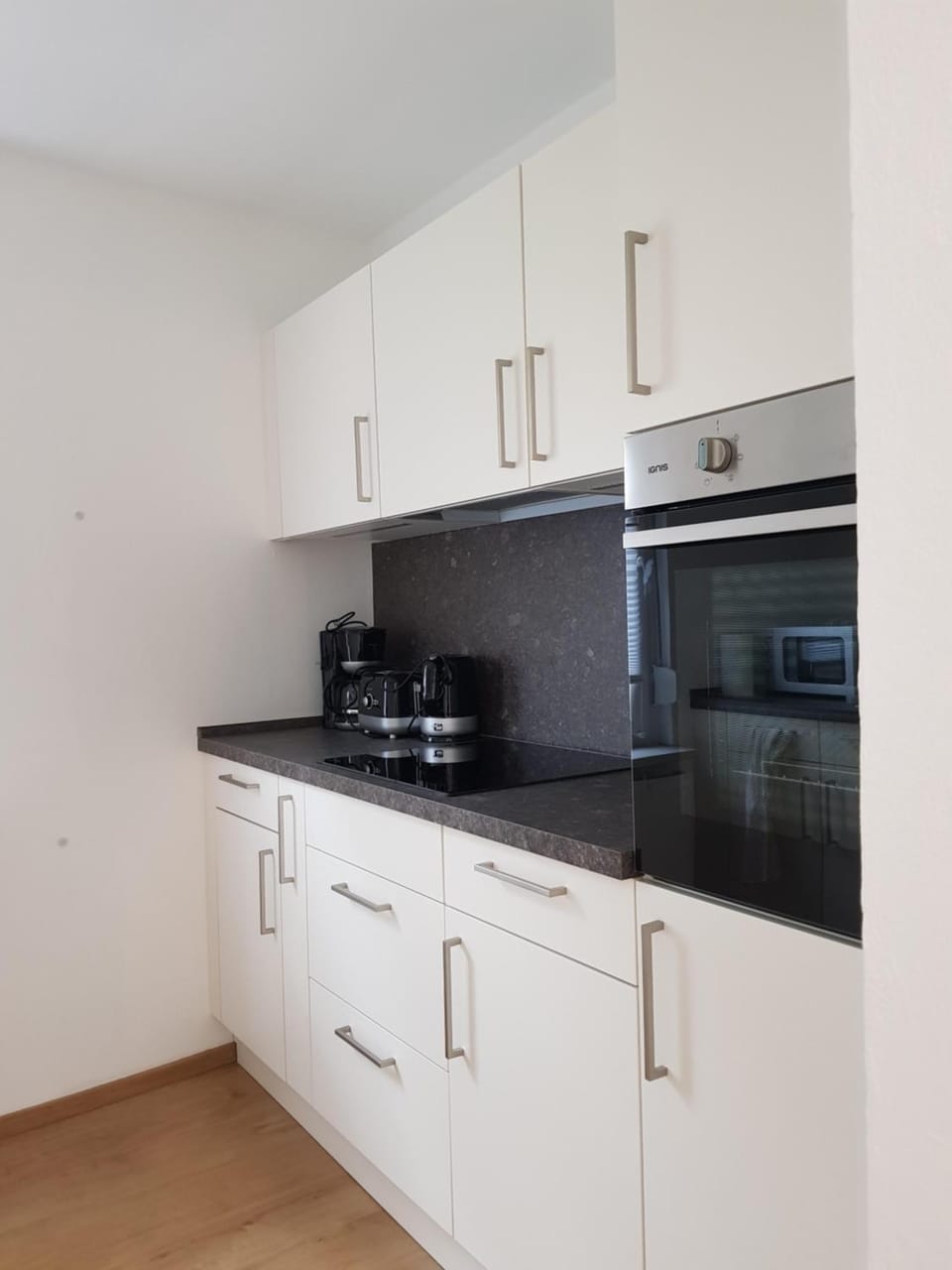 Coffee/tea facilities, Kitchen or kitchenette, oven, stove