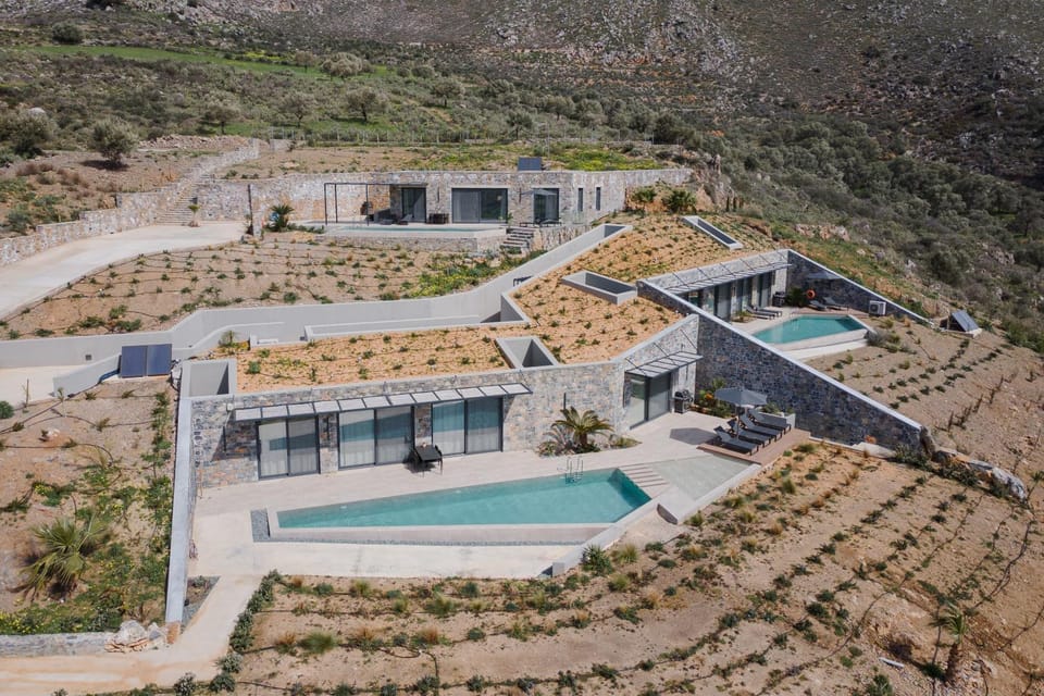 Property building, Day, Natural landscape, Bird's eye view, Mountain view, Pool view, Swimming pool, sunbed