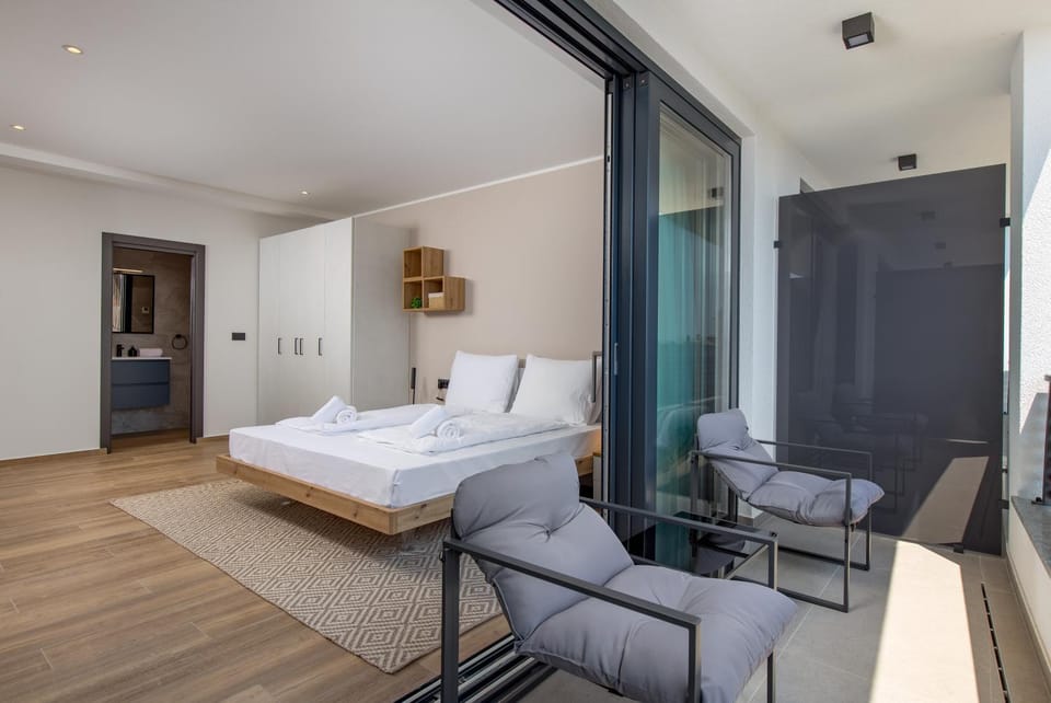 Bed, Photo of the whole room, Seating area, towels