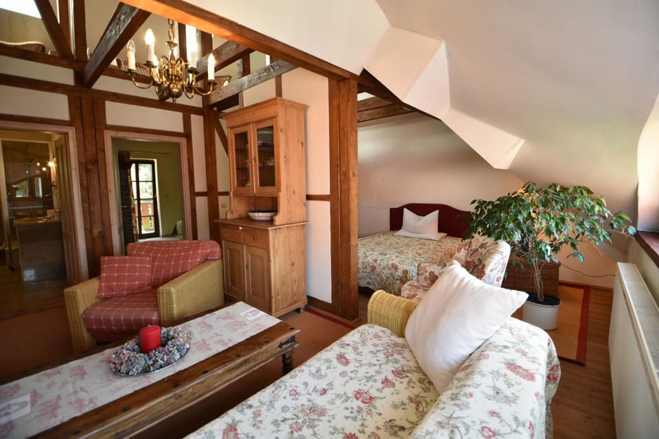 Bed, Photo of the whole room, Seating area