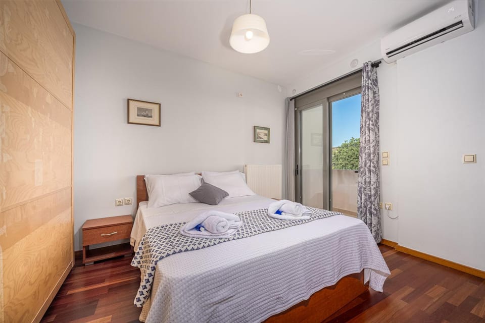 Bed, Photo of the whole room, Bedroom, towels, air conditioner