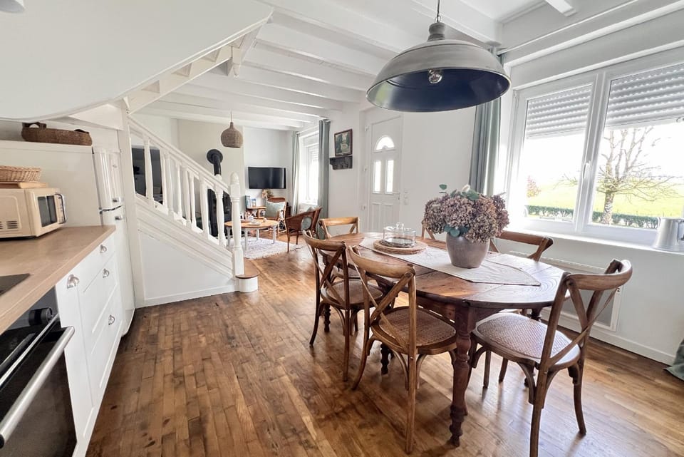 TV and multimedia, Kitchen or kitchenette, Living room, Seating area, Dining area, oven, stove