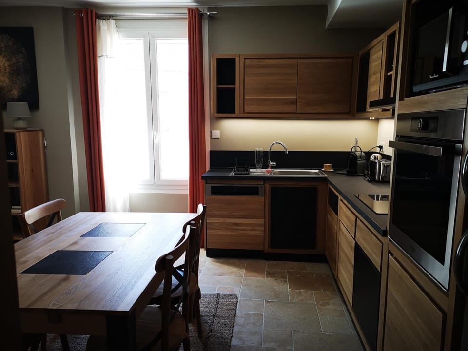 Kitchen or kitchenette, Dining area