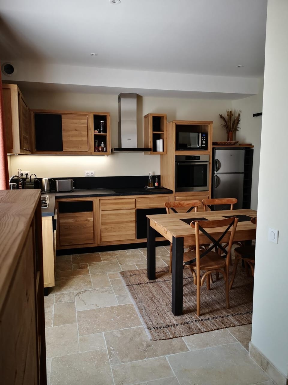 Kitchen or kitchenette, Dining area