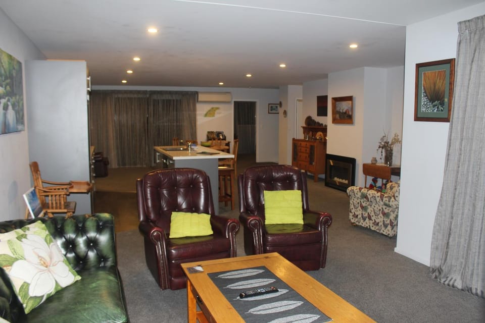Photo of the whole room, Seating area