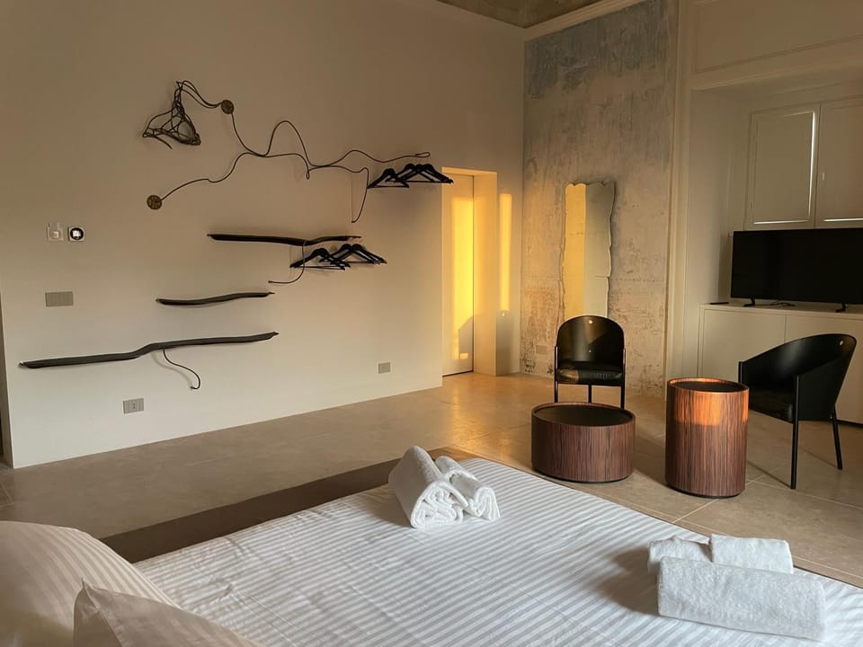 Bed, TV and multimedia, Photo of the whole room
