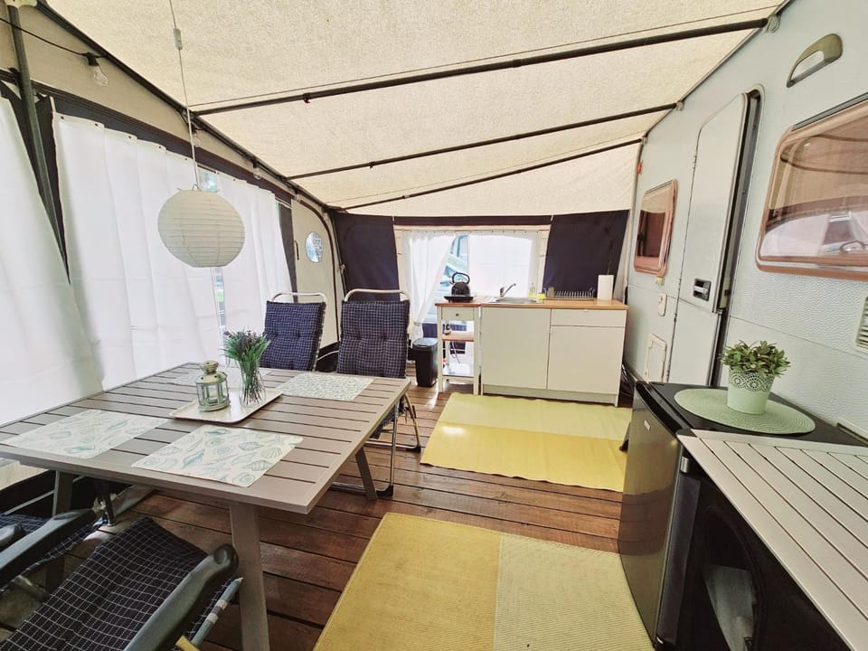 Kitchen or kitchenette, Seating area, Dining area