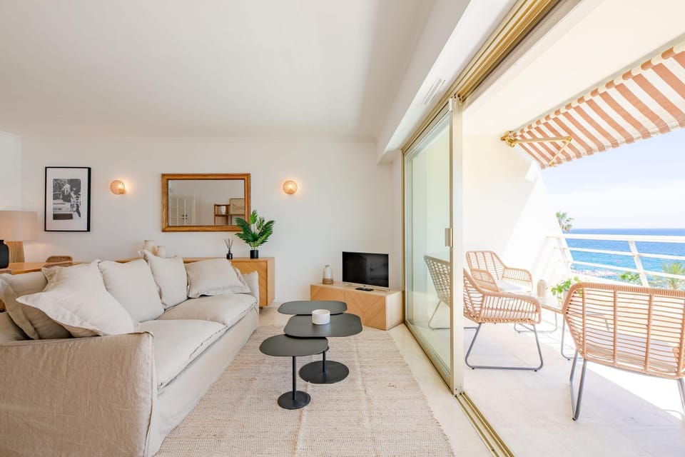 Communal lounge/ TV room, Natural landscape, TV and multimedia, View (from property/room), Balcony/Terrace, Living room, Seating area, Beach, Sea view